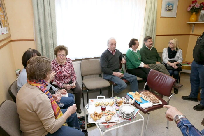 Bei der Abschiedsfeier mit seinen Patienten in den Räumlichkeiten der Ordination ... 