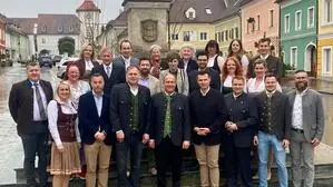 Obdachs Bürgermeister Peter Bacher (vorne 4. v. l.) mit dem frisch angelobten Gemeinderat