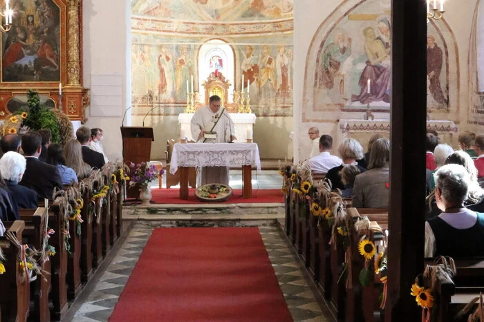 Zu den Höhepunkten zählten unter anderen die Heilige Messe in der Pfarrkirche ...  