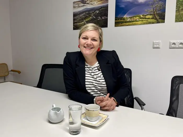 Juliane Wisata im Büro der Kleinen Zeitung während ihres Heimatbesuchs in der Südoststeiermark