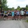 Einige Läufer stehen am Start bereit für einen 8,5 Kilometer langen Lauf.