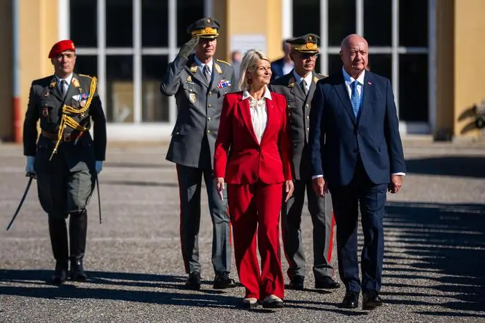 General Harald Vodosek, Verteidigungsministerin Klaudia Tanner (ÖVP), General Rudolf Striedinger und Bundeskanzler Christian Stocker (ÖVP) beim Festakt