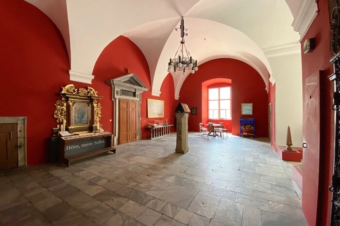 Das Original der Strahlenkranzmadonna und der St. Lambrechter Votivtafel – langjährige Leihgaben an das Universalmuseum Joanneum in Graz – kehrten nun, anlässlich des 950-Jahr-Jubiläums des Klosters, wieder heim. Ein neues großflächiges Modell der gesamten Klosteranlage ist ein weiterer Höhepunkt der Neuinszenierung.