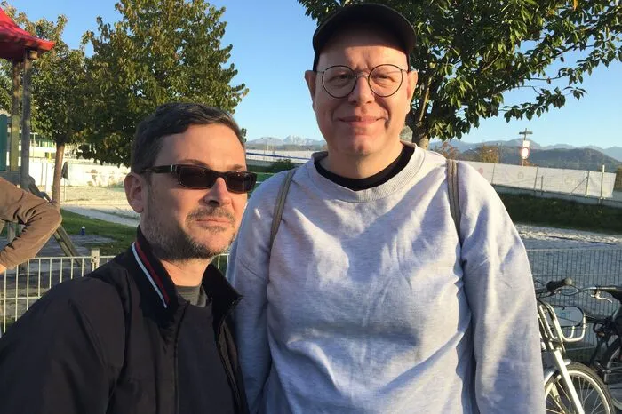 Saro Pepe und Marcel Tappeiner, Fußballfans aus der Schweiz: Wir haben wegen dieses Projekts den Umweg über Klagenfurt genommen. Littmanns Arbeiten wie „Fußball in der Vitrine“ kennen wir. Wie er hier die Idee eines anderen Künstlers umgesetzt hat, beeindruckt. Neid, dass das nicht in der Schweiz stattfindet? Gut, dass es das überhaupt tut!