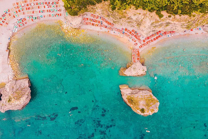 117 Strände mit einer Länge von insgesamt 73 Kilometern – jeder findet an den Adria-Stränden Montenegros Platz für ein entspanntes Sonnenbad. Der längste Sandstrand - Velika Plaža - mit einer Länge von sage und staune 13 Kilometern liegt in Ulcinj. Hier treffen sich in den Sommermonaten Kitesurfer aus der ganzen Welt, wenn der Maestral-Seewind weht.