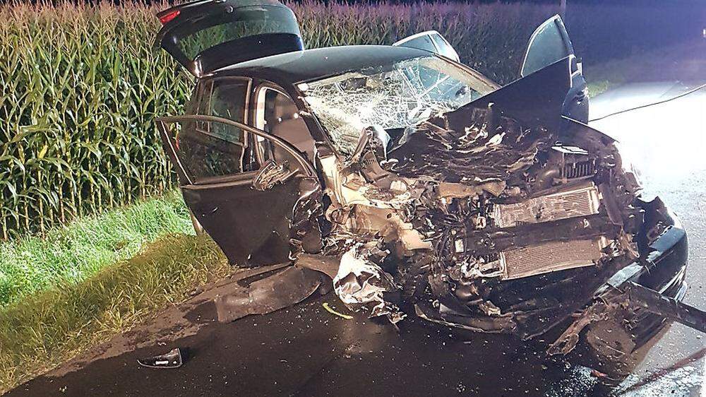 Der Pkw des 18-Jährigen kam bei einem Maisfeld zu stehen - die Beifahrerin starb noch an der Unfallstelle.