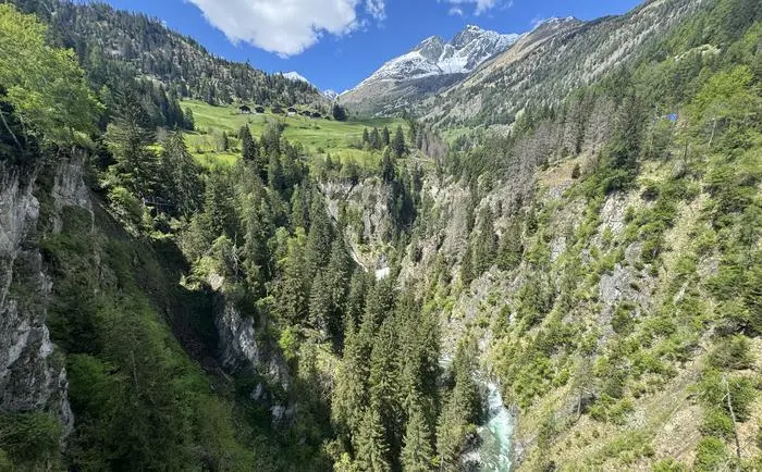 Spektakuläre Tief- und Weitblicke lassen sich von der neuen Hängebrücke über der Iselschlucht im Virgental aus ablichten