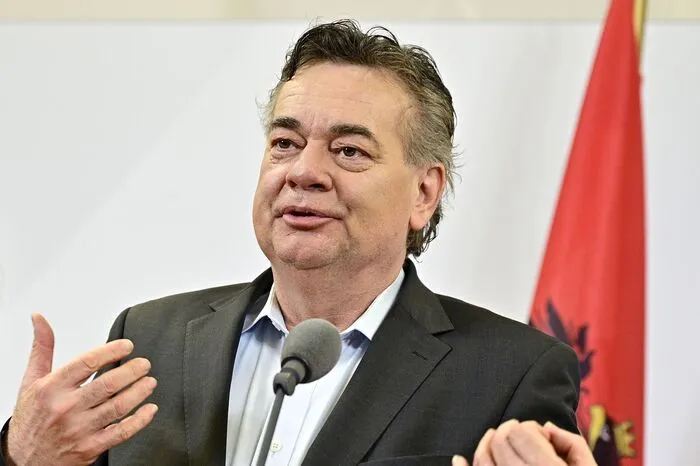 Werner Kogler von den Grünen (58 Jahre, aus der Steiermark) wird Vizekanzler, Beamten- und Sportminister. „Es wird eine der größten Aufgaben, aber auch eine der spektakulärsten.“ Das sagte Werner Kogler 2017 zur Kleinen Zeitung, als er quasi als „Masseverwalter“ die Grünen übernahm. Das spektakuläre Comeback glückte. Gut zwei Jahre und viele Wahlerfolge später führt der 58-jährige hemdsärmelige Steirer die Grünen als Vizekanzler (zuständig für Beamte und Sport) erstmals in eine Bundesregierung. Ausdauer zeigte der studierte Volkswirt 2010 bei einer fast 13-stündigen Rede im Parlament, galt aber nicht als Mann für die erste Reihe. Nun setzen die Grünen voll auf Klimaschutz, müssen aber in vielen anderen Bereichen die ÖVP-Positionen mittragen.