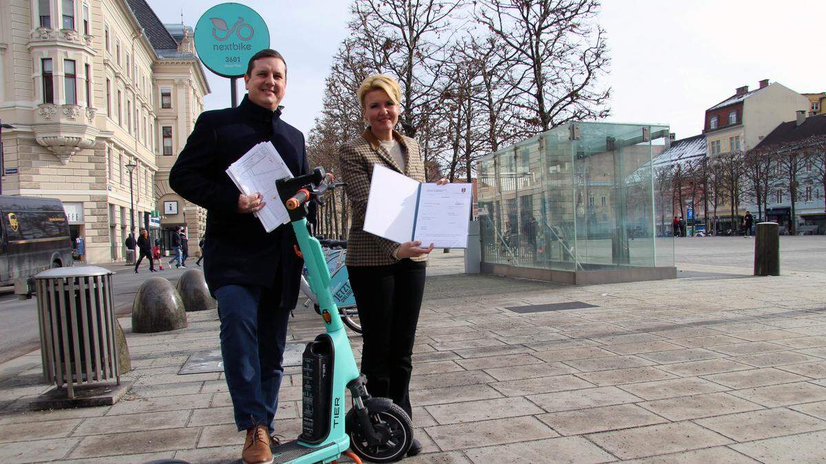 Straßenbau- und Verkehrsstadträtin Sandra Wassermann und Verkehrsausschuss-Obmann Gemeinderat Christian Glück haben die neue E-Scooter-Verordnung erarbeitet