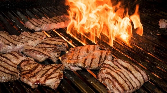 Es gibt Fleisch, Baby! Die Familie Grossauer eröffnete am Mittwochabend ihr bereits fünftes "El Gaucho"-Steaklokal am Rochusmarkt im dritten Wiener Gemeindebezirk.