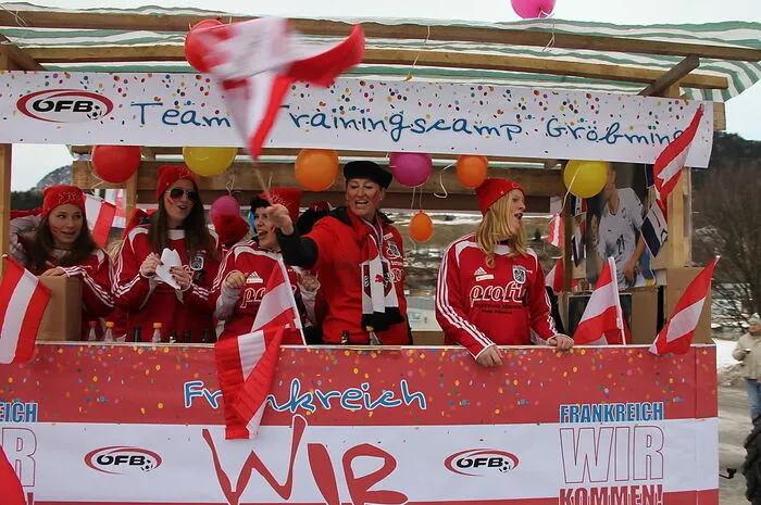 Ob sich Teamchef Marcel Koller tatsächlich zu einem Trainingscamp in Gröbming überreden lässt, ist freilich noch offen. An begeisterten, weiblichen Fans würde es jedenfalls nicht fehlen.