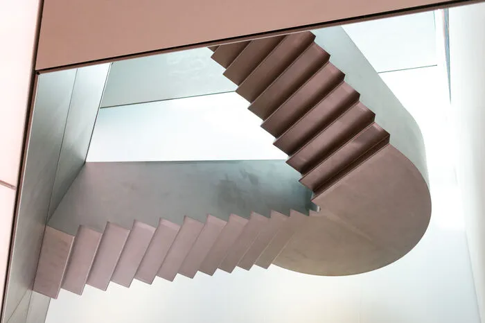 Und die erste Schau zollt der Architektur von The Next Enterprise Tribut. Und wie!