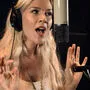 Sängerin Joss Stone singt eine eigene Version von "Silent Night". 