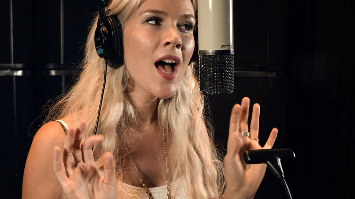 Sängerin Joss Stone singt eine eigene Version von "Silent Night". 