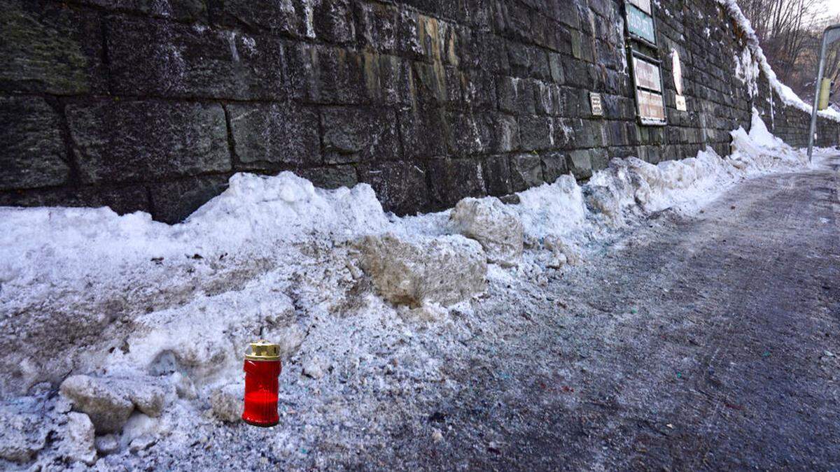 An der Unfallstelle brannte am Morgen danach bereits eine Kerze