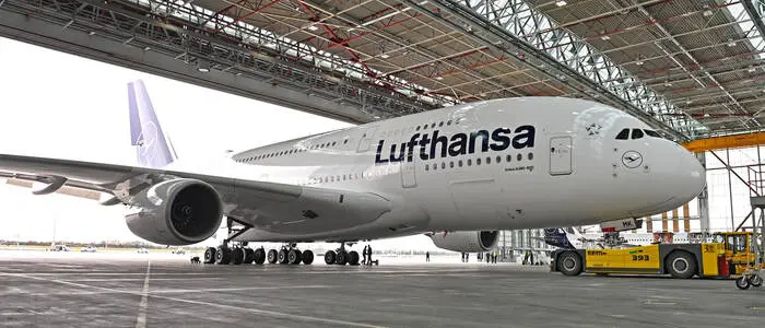 Ein Airbus A380 rollt am Flughafen München in den Hangar.