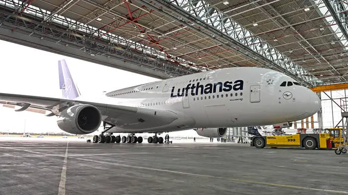 Ein Airbus A380 rollt am Flughafen München in den Hangar. 
