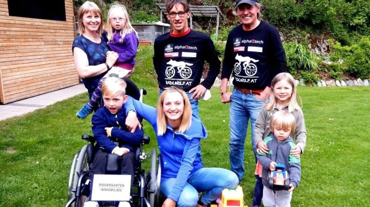 Vorne v.l. Matthias mit Mama Julia Tegischer, Marie und Johnny; Hinten v.l. Helga mit Emma, Michi Kurz und Radlwolf