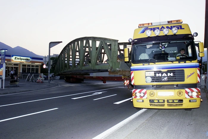 Der überaus spektakuläre Abtransport durch die Stadt sorgte für Aufsehen