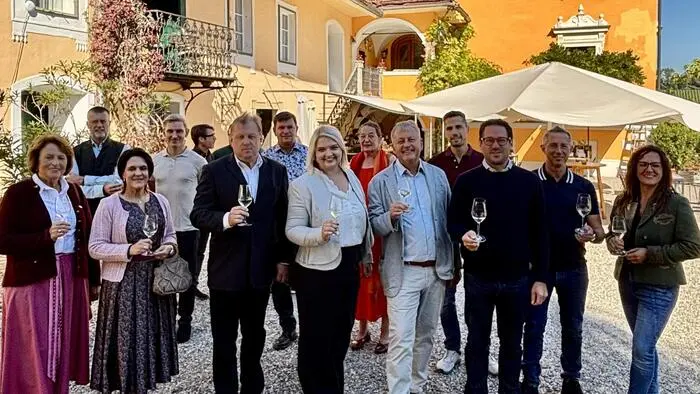 Neustart im Schloss Gamlitz: Bürgermeister Friedrich Partl, JUFA-Eventmanagerin Verena Kubik, JUFA-Geschäftsführer Gerhard Wendl, Winzervertreter Hannes Sabathi und Südsteiermark Tourismus-Geschäftsführerin Nicole Reiterer präsentierten die neu ausgerichtete Vinothek
