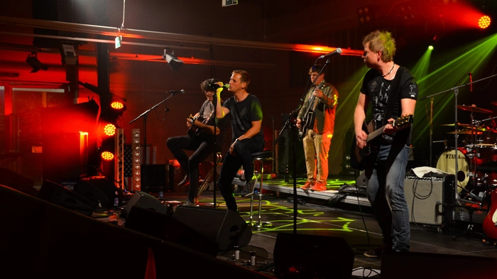 Harte Gitarrenriffs, ungewöhnliche Showeinlagen und eine bebende Halle: Bereits zum dritten Mal fand in Hartberg „Rock den Supermarkt“ statt.