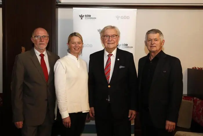 GÖD-Landesvorsitzender-Stellvertreter Eduard Tschernko dankte allen bisherigen Verantwortungsträgern für ihr jahrzehntelanges Engagement um im Anschluss Franz Majcen, Manfred Hafner, Regina Gollowitsch und Reinhold Prasch mit dem Goldenen Ehrenzeichen - als höchste Auszeichnung der Gewerkschaft Öffentlicher Dienst – auszuzeichnen.