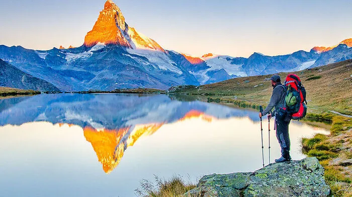 Verena und Andreas Jeitler sind immer auf der Suche nach beeindruckenden Motiven, wie dem Matterhorn, das sich in diesem Gebirgssee spiegelt