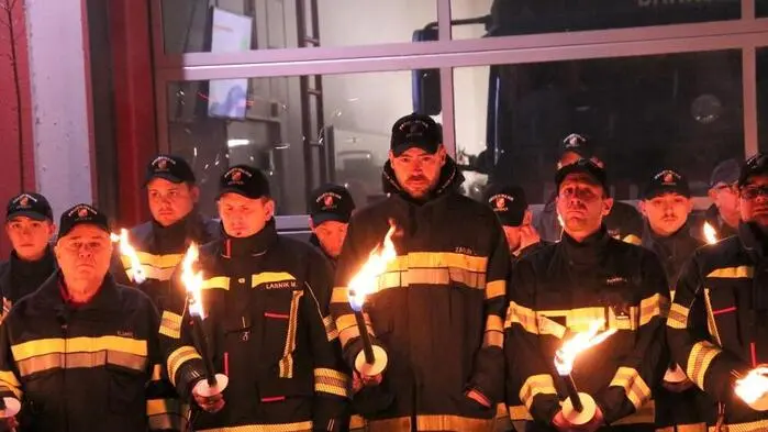 Es war eine schlichte, dafür aber sehr beeindruckende Feier in Gedenken an ihren so plötzlich verstorbenen Kameraden, zu der die Mitglieder der Freiwilligen Feuerwehr Bärnbach mit HBI Bernhard Haller und OBI Michael Witreich an der Spitze kurzfristig geladen hatten.