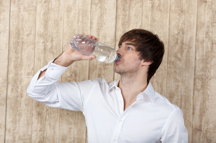 Pro Liter Fruchtsaft oder Limo trinkt man auch etwa 40 Stück Würfelzucker und damit 500 Kilokalorien. Damit nimmt man schon ein Viertel der Kalorien zu sich, die man pro Tag braucht. Daher viel besser: Mineral- und Leitungswasser, das durch Zitrone oder Kräuter Geschmack verliehen bekommen kann, sowie ungezuckerte Tees.