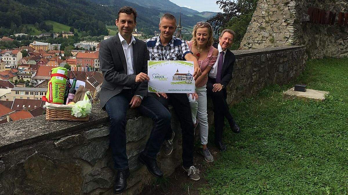 Grabner und Steininger mit einem Modell des neuen Gutscheins. Darüber freuen sich auch Hochsteiermark-Geschäftsführerin Claudia Flatscher und Citymanager Alfred Pech (v. l.)