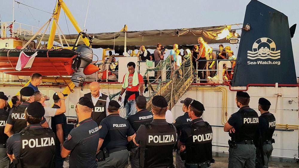 Migranten beim Verlassen der Sea Watch 3 im Hafen von Lampedusa