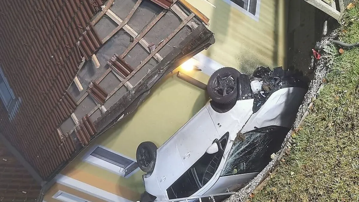 Das Auto riss Teile vom Dach herunter 