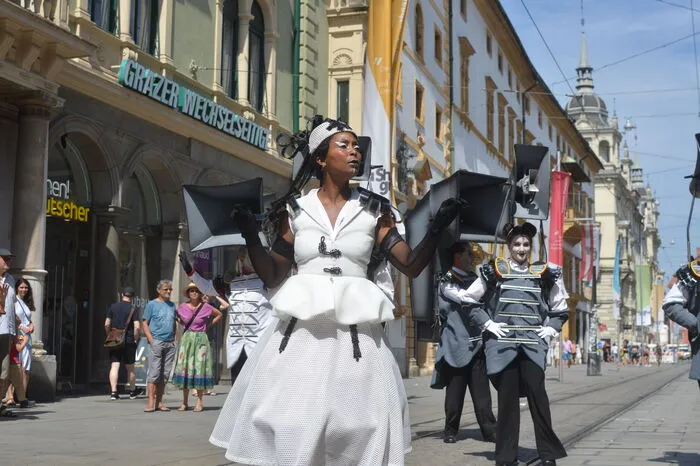 Spektakel in der Herrengasse: Faszinierende Klangbilder, von einer graziösen Diva dirigiert.