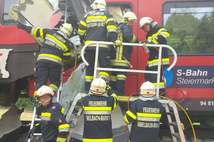 Einige Passagiere waren nach dem Zusammenstoß "massiv eingeklemmt", hieß es in einem ersten Bericht des Landesfeuerwehrverbandes Steiermark.