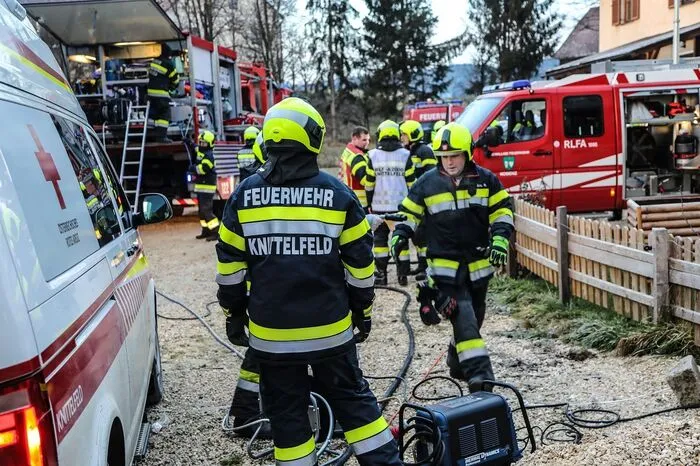 Die Befreiung durch die Feuerwehr dauerte rund eineinhalb Stunden.