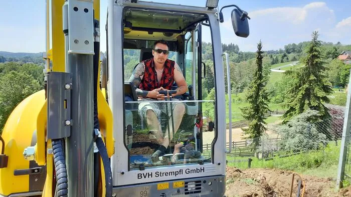 Gerald Königshofer arbeitet oft in sehr unwegsamem Gelände - ist das Wetter so schlecht wie in den letzten Wochen wäre es auf einigen Baustellen zu gefährlich.