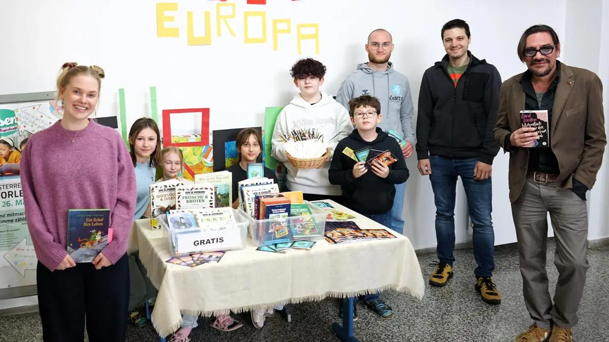 „Muntermacherin“ Valentina Ober, Handballspieler Paul Kreidl, Direktor Manuel Kohlbacher und Musiker Christian Stani mit Schülerinnen und Schülern der MS Köflach