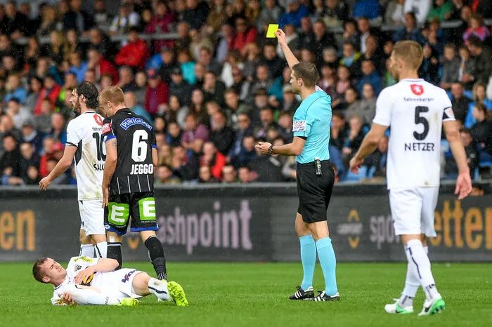 James Jeggo sieht gegen Altach seine zehnte gelbe Karte.