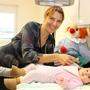 Ärztin Carolin Pontasch mit einer ihrer Patienten, der kleinen Lina Madeleine 