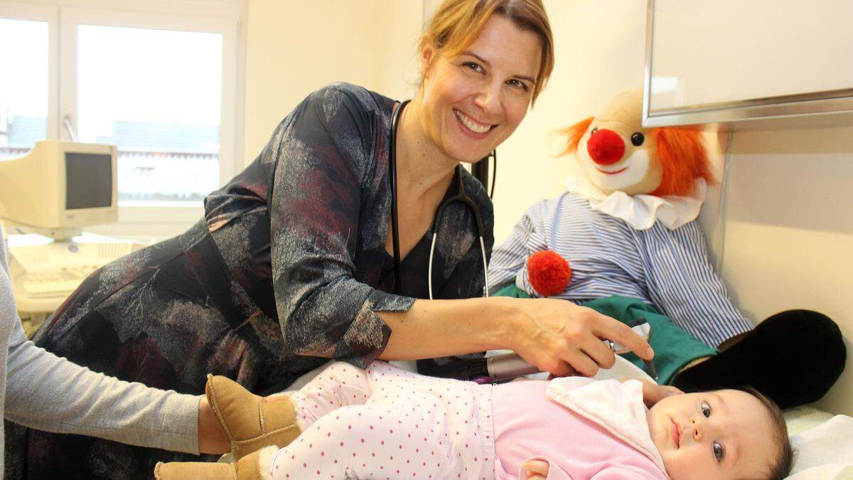 Ärztin Carolin Pontasch mit einer ihrer Patienten, der kleinen Lina Madeleine 