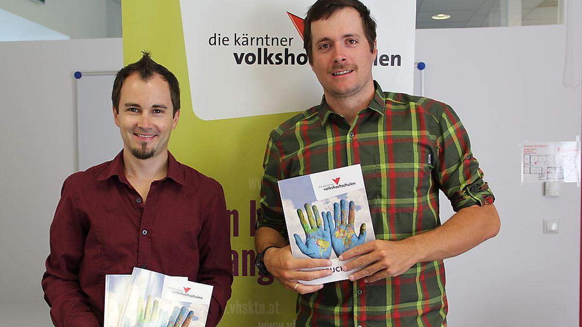 Von links: Mathias Kuchernig und Benjamin Hell bei der Präsentation des neuen VHS-Programmes