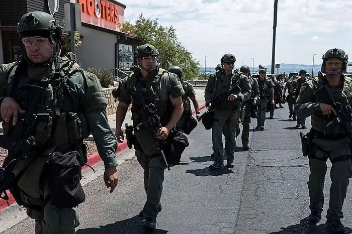 Weitere Fotos vom Polizeieinsatz und den ersten Gedenkfeiern samt Protesten gegen Waffengewalt....