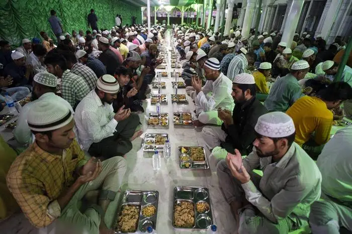 Gebet vor dem Fastenbrechen in Guwahati, Assam, Indien
