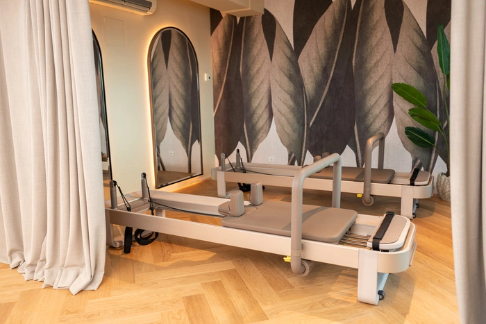 Angeschlossen an das Mobility Studio warten zwei Pilates-Reformer, mit denen man den Trainingseffekt beim Pilates noch einmal anheben kann