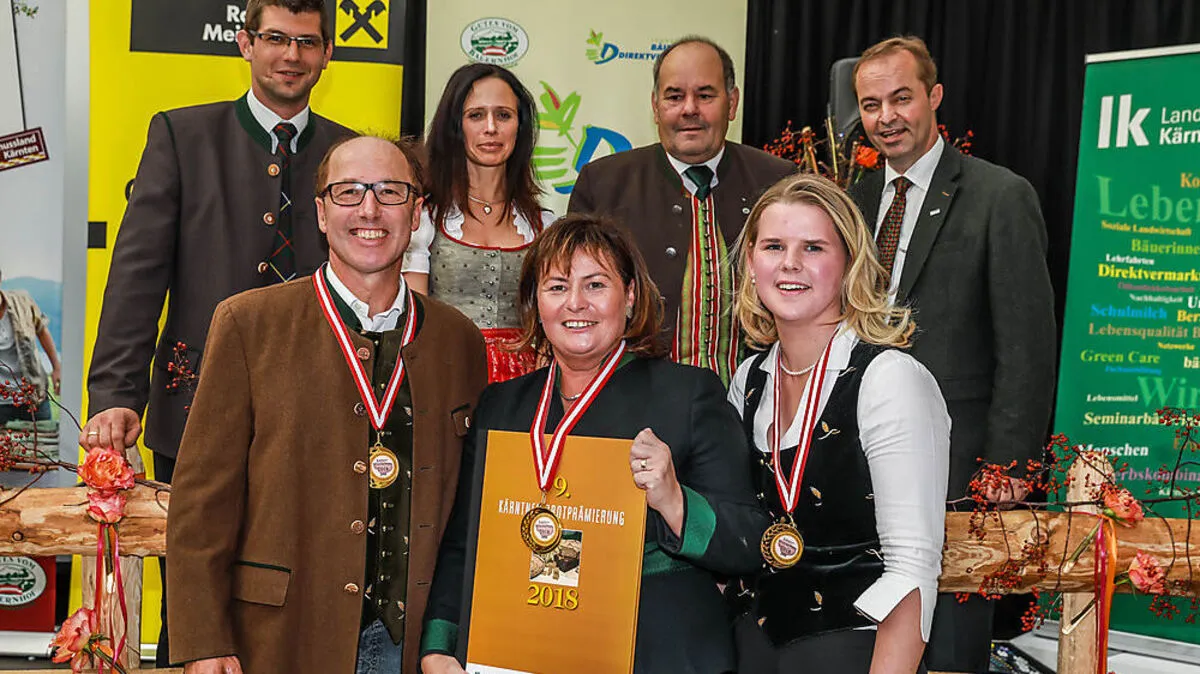 Vorne von links: Christian, Barbara und Anna Maria Wakonig, hinten von links: Landesrat Martin Gruber, Landesbäuerin Astrid Brunner, Anton Heritzer (Obmann der bäuerlichen Direktvermarkter) und Johann Mößler, Präsident der Landwirtschaftskammer