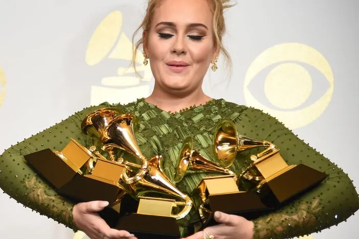 Adele zählt zu den erfolgreichsten Musikern aller Zeiten: Die 29-Jährige ist Oscar- und Golden Globes-Preisträgerin. Hier posiert sie mit fünf ihrer insgesamt 15 (!) Grammys.