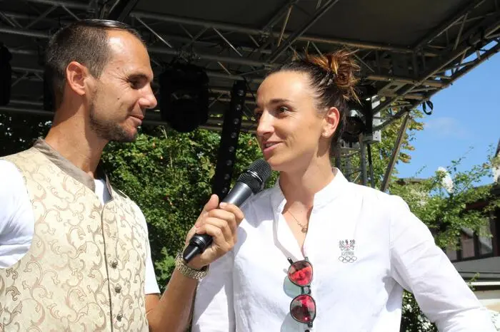Olympiasiegerin Lara Vadlau besuchte gerade Verwandte in Voitsberg und nutzte das für einen Abstecher zum Almabtrieb, wie Moderator Daniel Düsenflitz erfuhr