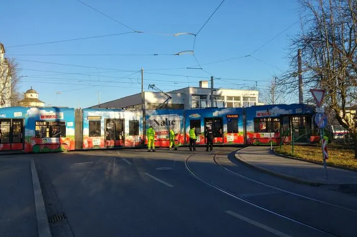 Laut Holding Graz kam es in der Asperngasse zu der Kollision, bei der die Tram durch die Wucht aus den Schienen sprang und einige Meter mit der Front zur Seite rutschte.