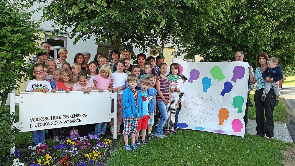 Kinder, Lehrer und Eltern wollen ihre Schule in Rinkenberg behalten