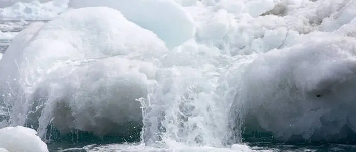 Die zwei großen Eisschilde der Erde in Grönland und der Antarktis werden immer kleiner